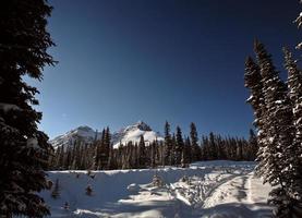 montañas rocosas en invierno foto