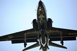 Jet de entrenamiento de halcones llegando a tierra foto