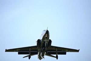 Jet de entrenamiento de halcones llegando a tierra foto