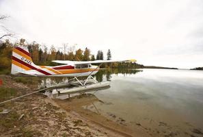 hidroavión en un lago de saskatchewan foto