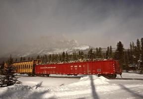 tren pasando cruce de carreteras en alberta foto