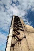 escape de incendios de metal antiguo en un edificio en winnipeg foto