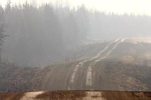 carretera del norte en la niebla saskatchewan canadá foto