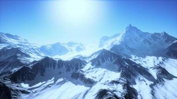 panoramautsikt över bergen över snötäckta toppar och glaciärer video