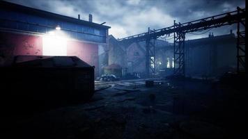 assustadora fábrica abandonada à noite video