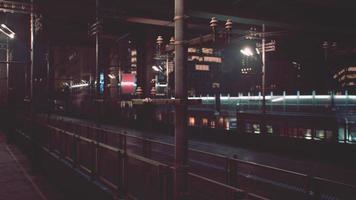 escena nocturna de la ciudad de Japón con luces de neón