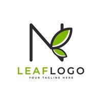 logotipo inicial creativo de la letra n. estilo lineal de forma negra vinculado con el símbolo de hoja verde. utilizable para logotipos de negocios, salud, naturaleza y granjas. elemento de plantilla de ideas de diseño de logotipo de vector plano. eps10