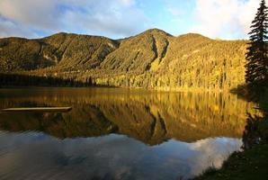 lago hart en la impresionante alberta foto