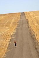 niña corriendo por una carretera nacional de saskatchewan foto