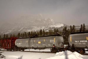 tren pasando cruce de carreteras en alberta foto