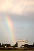arco iris aterrizando detrás de bengough saskatchewan foto