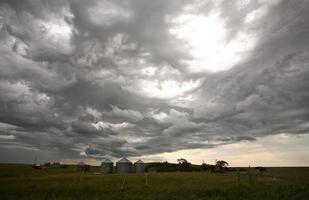 nubes de tormenta sobre los edificios agrícolas de saskatchewan foto