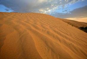 duna de arena en grandes colinas de arena en el pintoresco saskatchewan foto