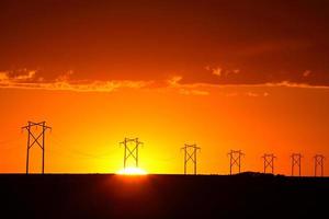 hermosa puesta de sol detrás de las torres de energía de saskatchewan foto