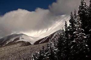 montañas rocosas en invierno foto