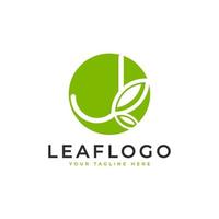 logotipo inicial creativo de la letra j. estilo lineal de forma de círculo vinculado con el símbolo de hoja verde. utilizable para logotipos de negocios, salud, naturaleza y granjas. elemento de plantilla de ideas de diseño de logotipo de vector plano. eps10