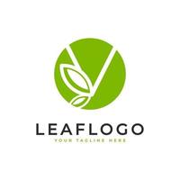 logotipo inicial creativo de la letra v. estilo lineal de forma de círculo vinculado con el símbolo de hoja verde. utilizable para logotipos de negocios, salud, naturaleza y granjas. elemento de plantilla de ideas de diseño de logotipo de vector plano. eps10