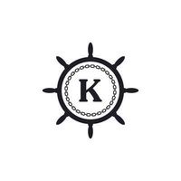 letra k dentro del volante del barco y el icono de la cadena circular para la inspiración del logotipo náutico vector