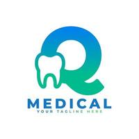 logotipo de la clínica dental. letra inicial de forma azul q vinculada con el símbolo del diente en el interior. utilizable para dentista, atención dental y logotipos médicos. elemento de plantilla de ideas de diseño de logotipo de vector plano.