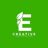 letra e con elemento de diseño de logotipo de hoja sobre fondo verde. utilizable para logotipos de negocios, ciencia, salud, medicina y naturaleza vector