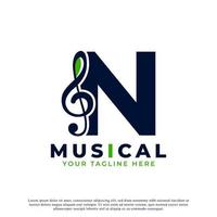 letra n con elemento de diseño de logotipo de nota clave de música. utilizable para logotipos comerciales, musicales, de entretenimiento, discográficos y orquestales vector