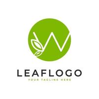 logotipo inicial creativo de la letra w. estilo lineal de forma de círculo vinculado con el símbolo de hoja verde. utilizable para logotipos de negocios, salud, naturaleza y granjas. elemento de plantilla de ideas de diseño de logotipo de vector plano. eps10