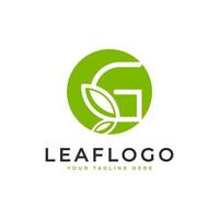 logotipo inicial creativo de la letra g. estilo lineal de forma de círculo vinculado con el símbolo de hoja verde. utilizable para logotipos de negocios, salud, naturaleza y granjas. elemento de plantilla de ideas de diseño de logotipo de vector plano. eps10