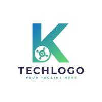 logotipo de la letra k de tecnología. forma geométrica verde con círculo de puntos conectado como vector de logotipo de red. utilizable para logotipos de negocios y tecnología.