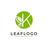 logotipo creativo de la letra inicial k. estilo lineal de forma de círculo vinculado con el símbolo de hoja verde. utilizable para logotipos de negocios, salud, naturaleza y granjas. elemento de plantilla de ideas de diseño de logotipo de vector plano. eps10