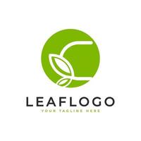 logotipo creativo de la letra inicial c. estilo lineal de forma de círculo vinculado con el símbolo de hoja verde. utilizable para logotipos de negocios, salud, naturaleza y granjas. elemento de plantilla de ideas de diseño de logotipo de vector plano. eps10