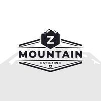 emblema vintage insignia letra z logotipo de tipografía de montaña para expedición de aventura al aire libre, camisa de silueta de montañas, elemento de plantilla de diseño de sello de impresión vector