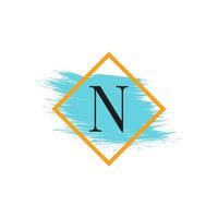 logotipo de la letra n con trazo de pincel de color de agua. utilizable para logotipos de negocios, bodas, maquillaje y moda. vector