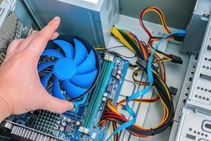 instalar un ventilador de cpu en una placa base de computadora foto