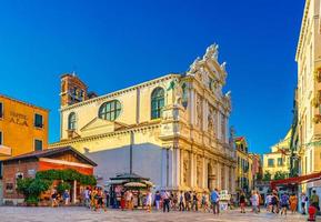plaza de la ciudad de venecia con arquitectura típica foto