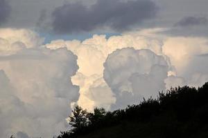 hermosas nubes cumulonimbus formándose en el pintoresco saskatchewan foto