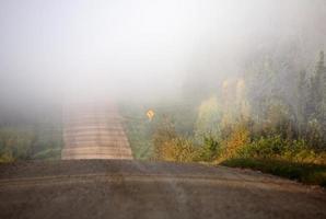 niebla matutina sobre la carretera de saskatchewan foto