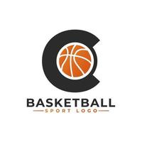 letra c con diseño de logotipo de baloncesto. elementos de plantilla de diseño vectorial para equipo deportivo o identidad corporativa. vector