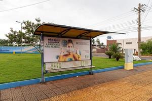 parada de autobús pequeña y sencilla foto