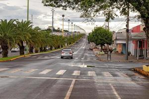 avenida duplicada con asfalto mojado foto