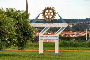 signo del club rotario dando la bienvenida en portugués foto