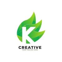 diseño del logotipo de la letra k de la hoja verde natural. logotipo de monograma. icono del alfabeto de hojas verdes. utilizable para logotipos comerciales, científicos, sanitarios, médicos y naturales.elemento de plantilla de diseño de logotipo vectorial plano. eps10 vector