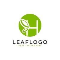 logotipo inicial creativo de la letra h. estilo lineal de forma de círculo vinculado con el símbolo de hoja verde. utilizable para logotipos de negocios, salud, naturaleza y granjas. elemento de plantilla de ideas de diseño de logotipo de vector plano. eps10