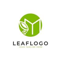 logotipo inicial creativo de la letra m. estilo lineal de forma de círculo vinculado con el símbolo de hoja verde. utilizable para logotipos de negocios, salud, naturaleza y granjas. elemento de plantilla de ideas de diseño de logotipo de vector plano. eps10