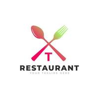 logotipo del restaurante. letra inicial t con tenedor de cuchara para plantilla de diseño de icono de logotipo de restaurante vector