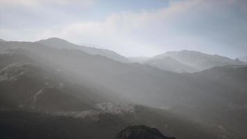 paisaje desértico nocturno con montañas rocosas y puesta de sol foto