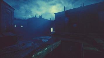 escena nocturna de una fábrica abandonada foto