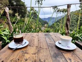 tomando café en el bosque en las montañas. isla tropical. momento de relax y ocio. isla de madeira, portugal. vacaciones. disfruta tus vacaciones. foto