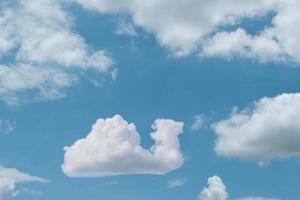 la forma de la nube es un helicóptero sobre fondo de cielo azul. foto