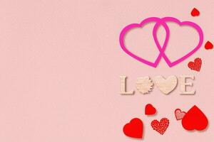 palabra amor y corazones sobre fondo rosa. día de san valentín, diseño de tarjetas de felicitación foto