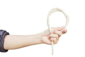 mano que sostiene la cuerda aislada en un fondo blanco. objeto con trazado de recorte. foto